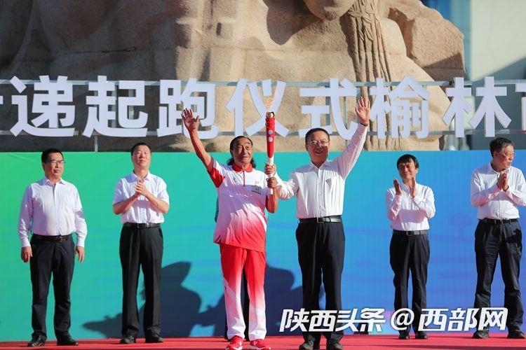 塞上古城開(kāi)跑！ 十四運(yùn)會(huì)和殘?zhí)貖W會(huì)火炬在榆林傳遞