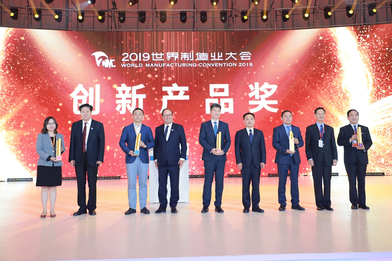 1569394845806329.jpg 陜鼓集團黨委書記、董事長李宏安(右一)代表企業(yè)領取了創(chuàng)新產品金獎_副本.jpg